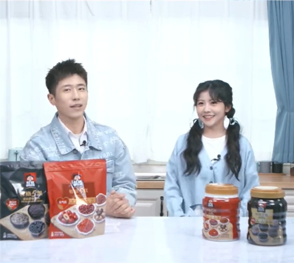 　　赖美云空降京东桂格旗舰店直播间