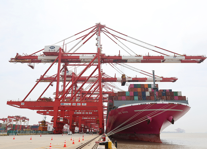 4月27日，一艘来自日本的集装箱货轮停靠在上海洋山港集装箱码头卸货。  新华社记者 陈建力 摄