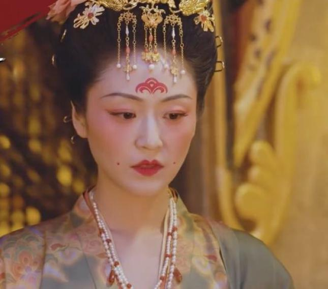 · 电视剧《长安十二时辰》中的“桃花妆”（视频截图）