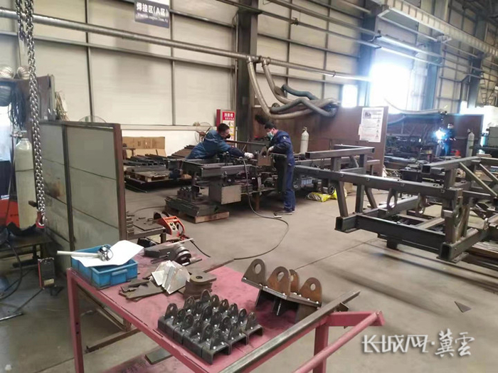 中普精密制造工人正在加工作业。魏县县委宣传部供图