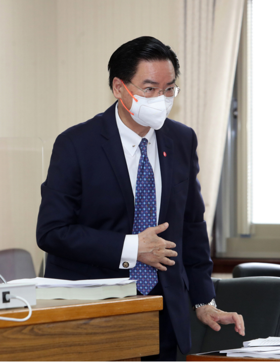 吴钊燮9日到台“立法院”作报告（图片来源：台湾中时新闻网）