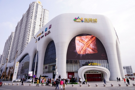 图片说明：太阳城购物中心外立面在百家湖商圈极具辨识度