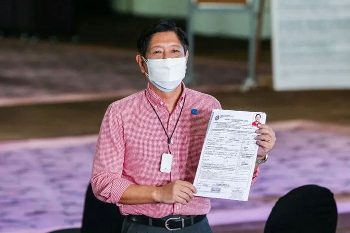 ·2021年10月6日，小马科斯在申请参加2022年5月的总统竞选后，展示了他的候选人证书。