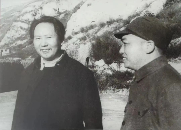 图：1945年，毛泽东和彭德怀在延安