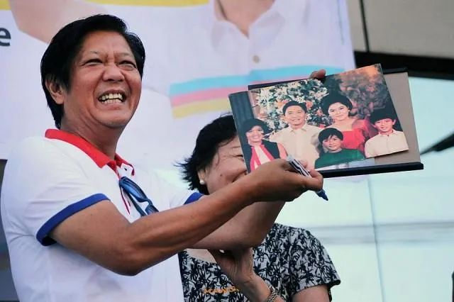 ·&nbsp;小马科斯在一次活动中展示早期的家庭照片。