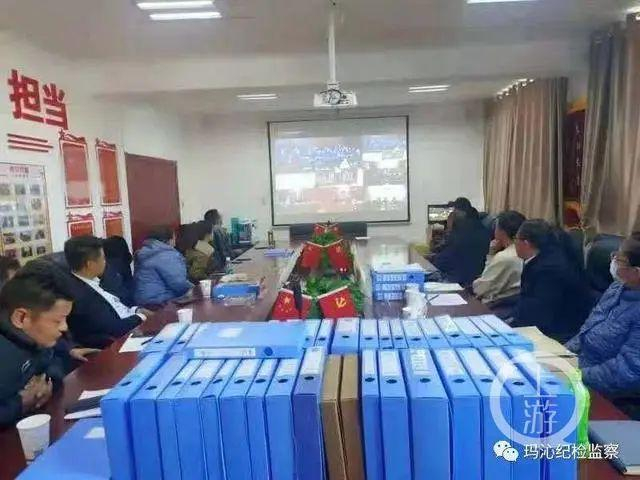 ▲去年12月8日，玛沁县各政府部门收看格日措、柔智案的一审直播。图片来源/玛沁县纪委监委