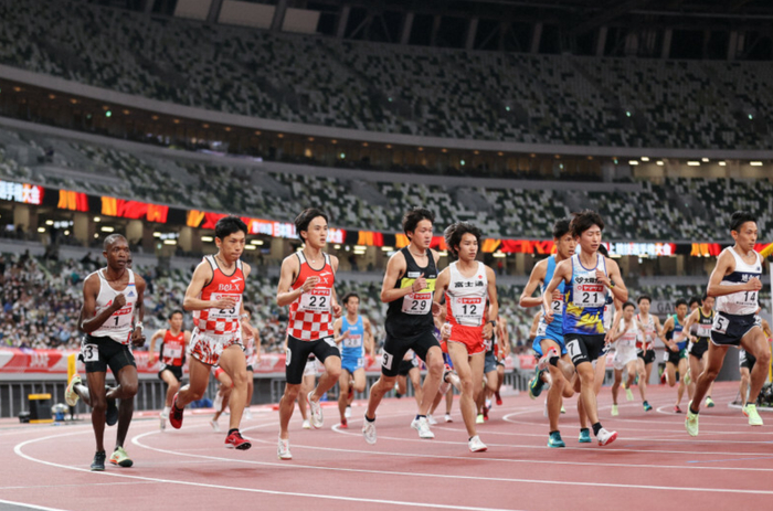 7日晚日本田径锦标赛男子10000米项目比赛画面，三田真司（左二）&nbsp; 图源：日媒《每日新闻》