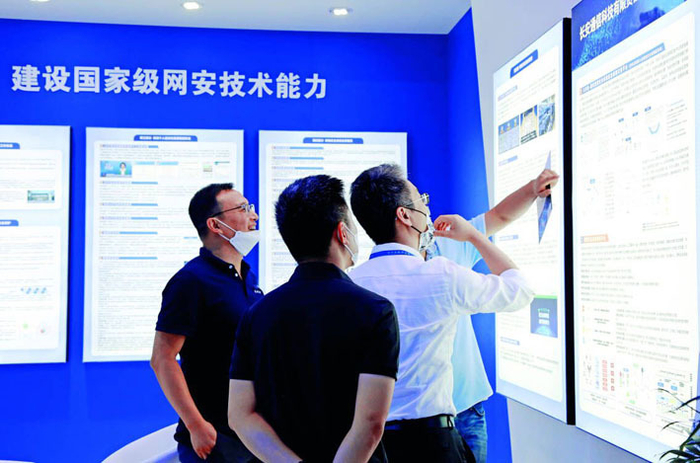 观众在一企业的网络安全展板前驻足了解&nbsp;视觉中国图