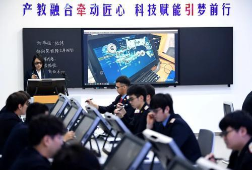 西安铁路职业技术学院，学生在动车组VR智慧课堂上模拟检修 新华社图