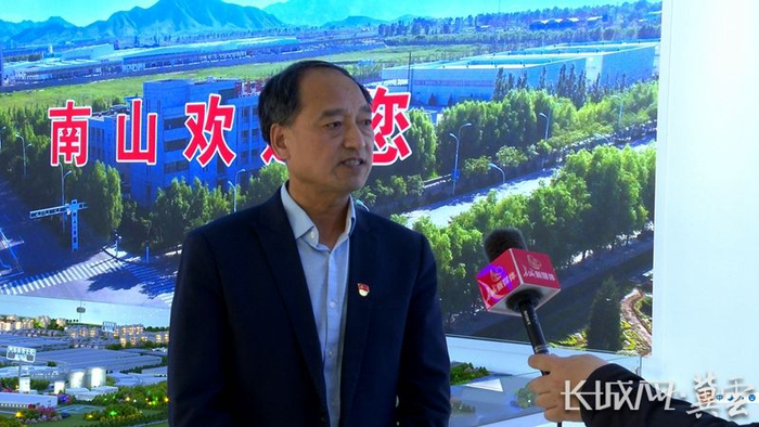 张家口南山汽车产业基地副主任景宇东接受长城新媒体记者采访。长城网·冀云客户端记者 席晓宇 摄