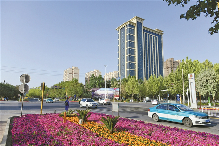     阿拉尔市对道路进行绿化改造升级，城市更加靓丽（摄于5月3日）。    李向文  摄
