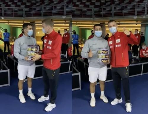 　　图：丹麦队运动员赠送皇冠曲奇