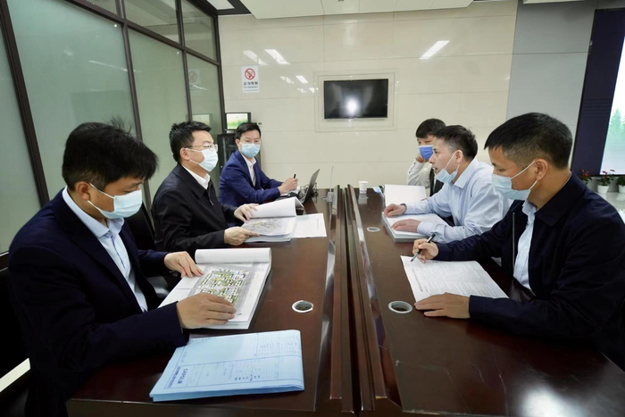 长沙市望城区委副书记、区长孔令强以双重身份走流程，协助国欣兴望房地产开发有限公司负责人付舒祥一起走项目方案报批流程