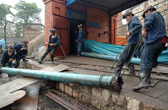 ▲抢险救援人员搬运用于排水抢险的水管（资料图）