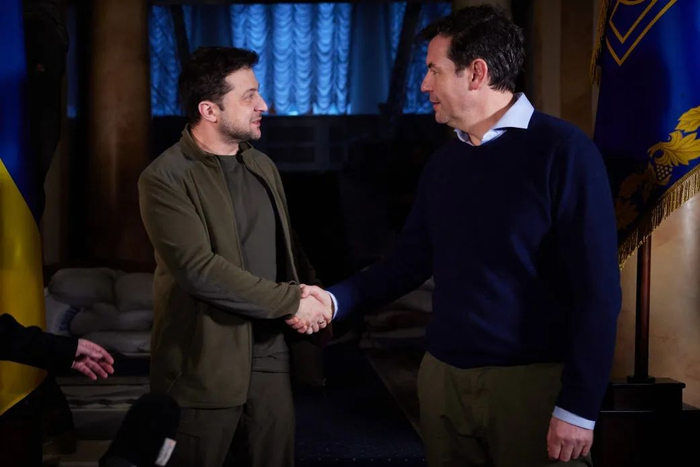  ·&nbsp;&nbsp;泽连斯基（左）在地堡中接受外媒记者采访。