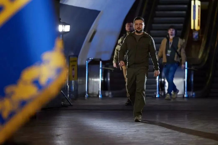  ·&nbsp;&nbsp;泽连斯基在地铁站召开发布会。