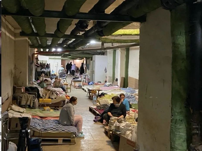 · 乌克兰的地堡里藏有大量平民。