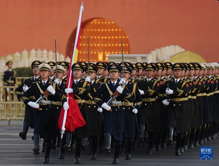 　　2022年1月1日晨，北京天安门广场举行隆重的升国旗仪式。新华社记者 鞠焕宗 摄