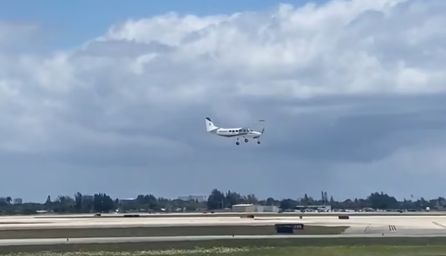乘客驾驶飞机安全降落 CNN视频截图