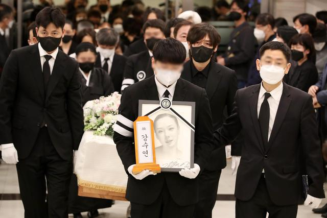 郑雨盛（左一）及姜受延家属等人送别故人。  图/IC PHOTO