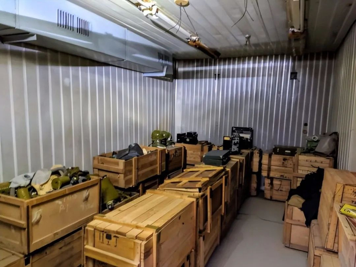 ·&nbsp;有的乌克兰地堡存放着防化服和头盔。