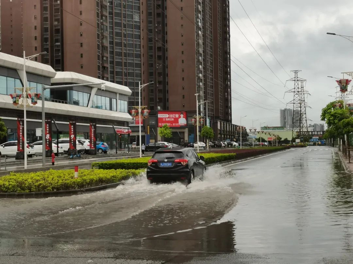 △江门东站附近，路面积水严重。（记者/朱磊磊）
