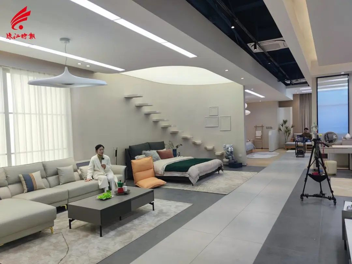 在林氏木业展厅，主播在直播中。李年智/摄