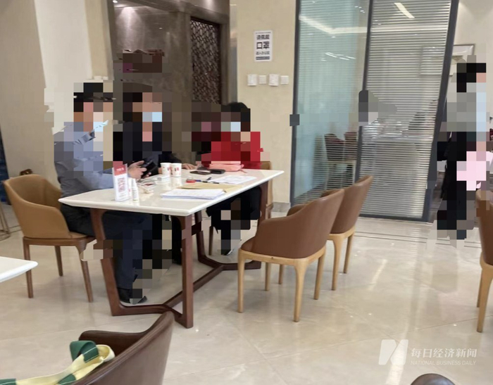 助贷公司大厅坐满了咨询者/签约者&nbsp;每经记者 王佳飞 摄
