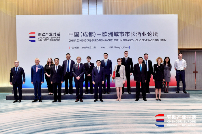 图为“蓉欧产业对话”中国（成都）—欧洲城市市长酒业论坛部分嘉宾合影。