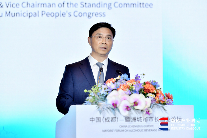 图为成都市人大常委会党组副书记、副主任苟正礼在论坛上致辞。