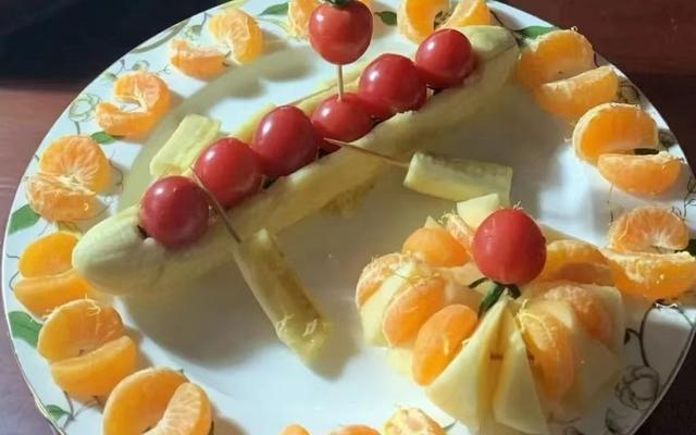 美术课上，学生利用家中的水果完成作品。  学校供图