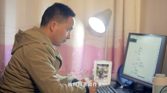 　　图说:在腾讯课堂学习期间,许剑侠白天上班,晚上学习、做作业