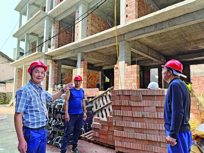 永安财险永嘉支公司负责人（左一）巡查农建房安全。 林迎颖/摄