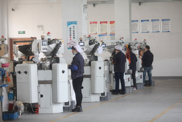 嘉善一家服装辅料生产公司的生产线