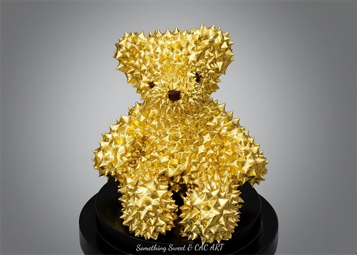 　　SOMETHING SWEET x CAC ART ，《Hug Me》榴莲熊限量雕塑 × 潮流艺术家张勇
