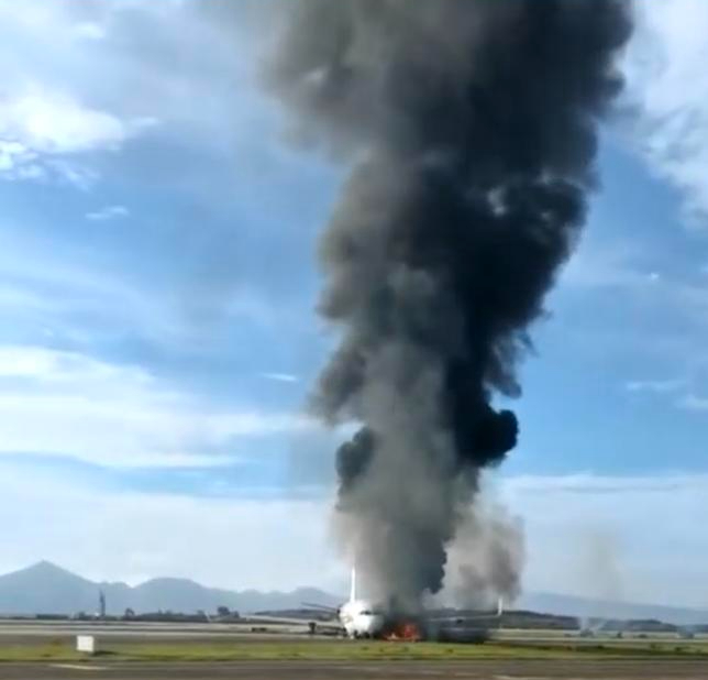 飞机起火现场画面。视频截图