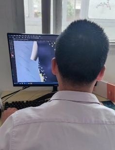 　　图说:2022年5月11日坐在河南信阳家中处理P图订单的许剑侠