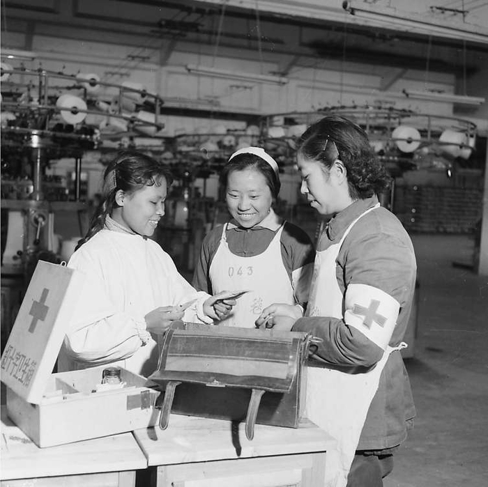 　　1960年，北京市针织厂棉毯车间保健站护士将一些常用药交给车间的红十字会卫生员，并进行讲解。 高宏/摄