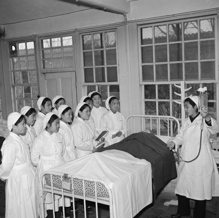 　　1955年，北京市第一护士学校学生在上课。 江定保/摄