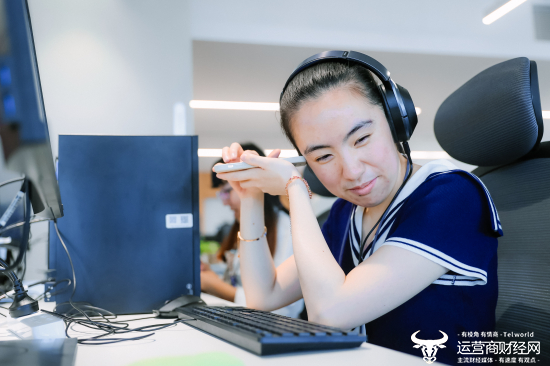 （视障AI标注员工正在通过手机读屏和同事交流）