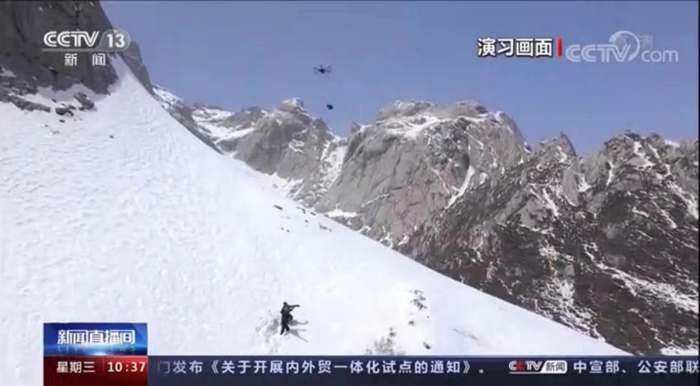 　　战狼无人机精准抛投应急保障物资