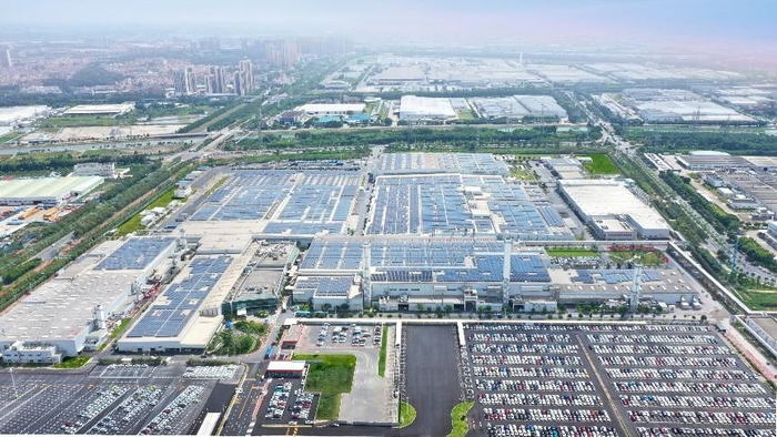 　　【广汽丰田厂区屋顶安装光伏发电设备】