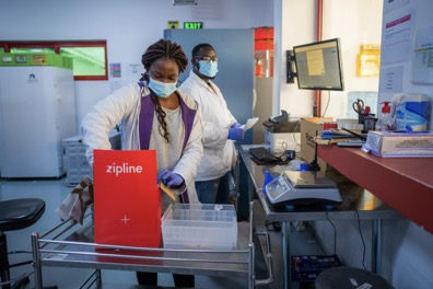 一名操作员在打包血浆｜图片来源：Zipline