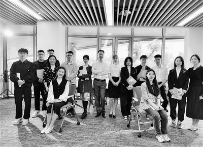     商学院教师团队。