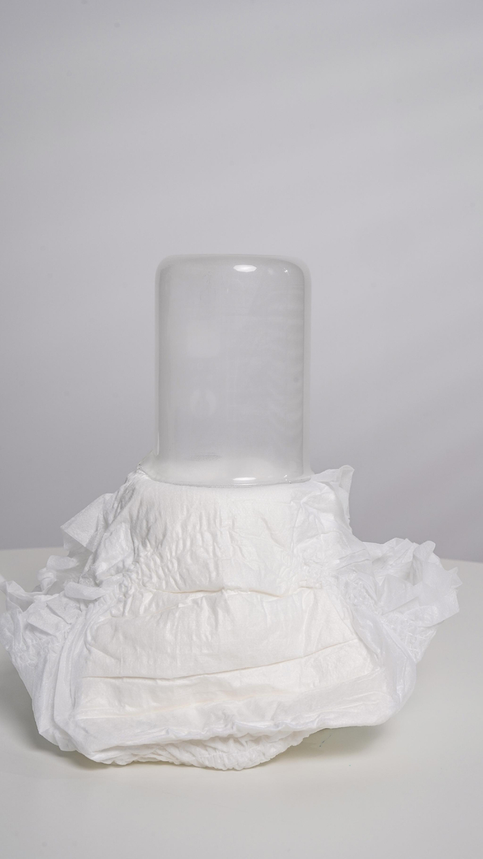 　　康福瑞经典系列裤型成人纸尿裤，底膜透气实验