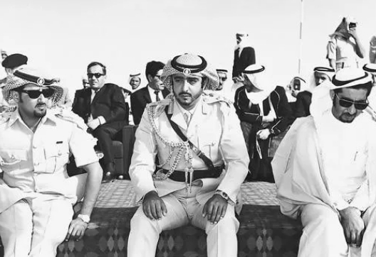 ·哈利法（中）