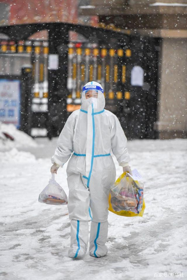 3月15日，吉林省吉林市昌邑区兴华街道中兴社区网格员为隔离居民运送生活物资。新华社记者 张楠 摄