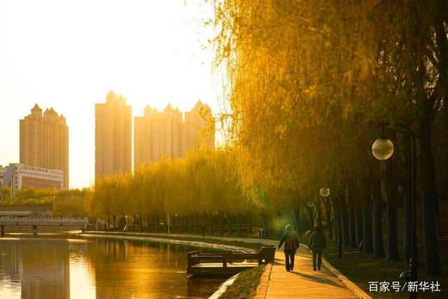 4月28日，市民行走在长春市友谊公园内。新华社记者 许畅 摄