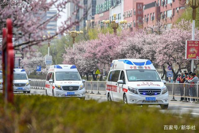 4月20日，辽宁省援助吉林市救护车队完成疫情防控任务返程，行驶在吉林市吉林大街。新华社记者 张楠 摄