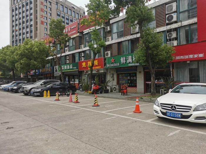 ▲ 凤凰街道辖区内锥形桩强占车位现象严重